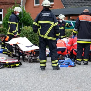 Notfallsanitäter verarzten die Motorradfahrerin