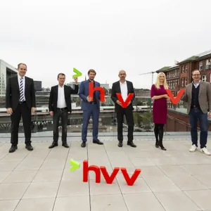 Beim HVV will man sich ein neues Image verpassen. Von links nach rechts: Dr. Christoph Mager (Landrat Kreis Herzogtum Lauenburg), Kay Uwe Arnecke (S-Bahn-Chef), Martin Bill (Staatsrat Verkehrsbehörde), Toralf Müller (VHH-Chef), Anna-Theresa Korbutt (HVV-Chefin), Henrik Falk (Hochbahn-Chef).