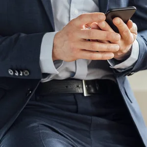 Mann mit Smartphone (Symbolbild).