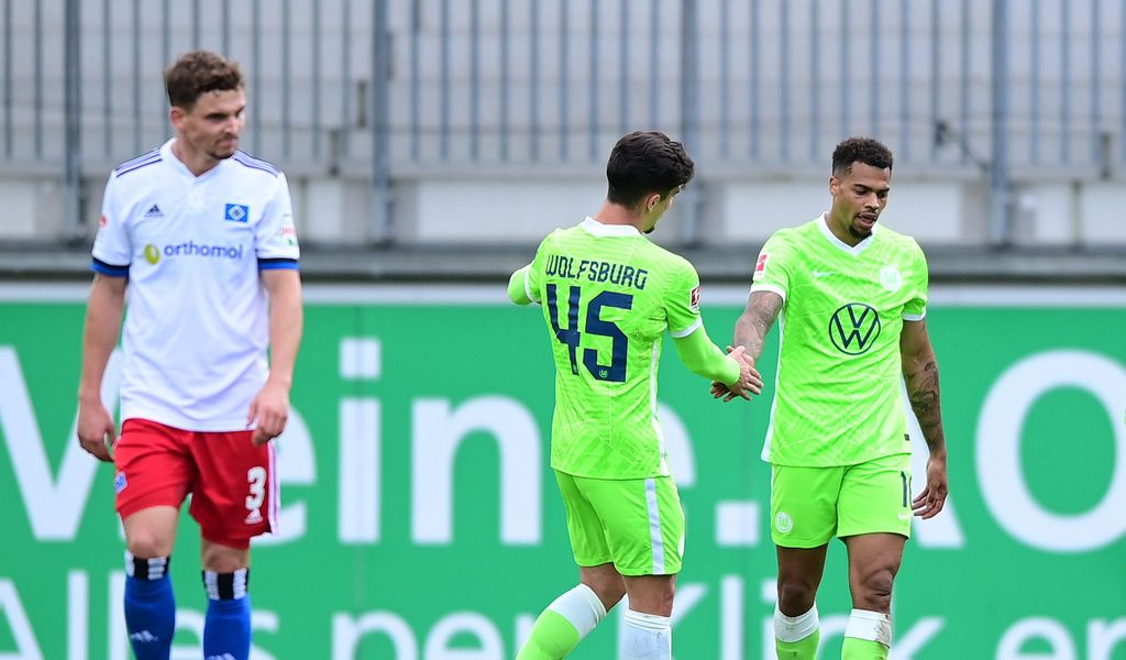 Während Moritz Heyer (l.) missmutig dreinblickt, empfängt Wolfsburgs Lukas Nmecha (r.) Glückwünsche für eines seiner drei Testspiel-Tore gegen den HSV.
