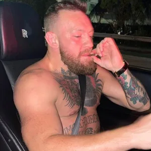 Conor McGregor raucht bei einer Spritztour in Miami einen Joint