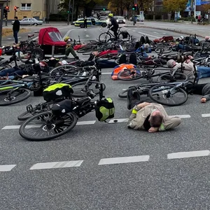Nachdem ein 47-Jähriger im Herbst 2021 von einem Lkw überfahren wurde, kamen rund 70 Menschen zu einer Mahnwache in der Habichtstraße.