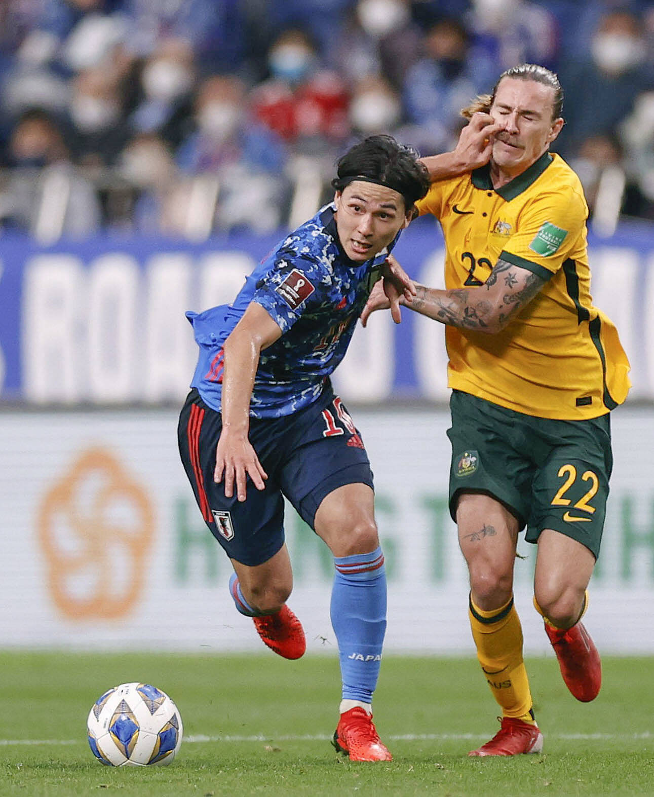 Jackson Irvine (r.) verlor mit Australien in der WM-Qualifikation 1:2 bei Gastgeber Japan.
