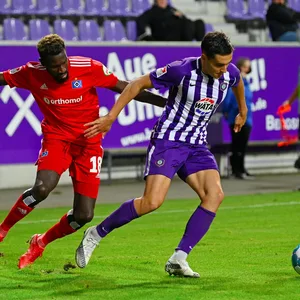 HSV-Ausgleichsschütze Dirk Carlson (r.) gegen Bakery Jatta