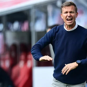 Leipzig-Trainer Jesse Marsch weiß nicht so recht, was er von seinem Spieler Benjamin Henrichs halten soll.