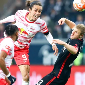 Der Leipziger Yussuf Poulsen(M.)stellt seine Kopfballstärke unter Beweis.
