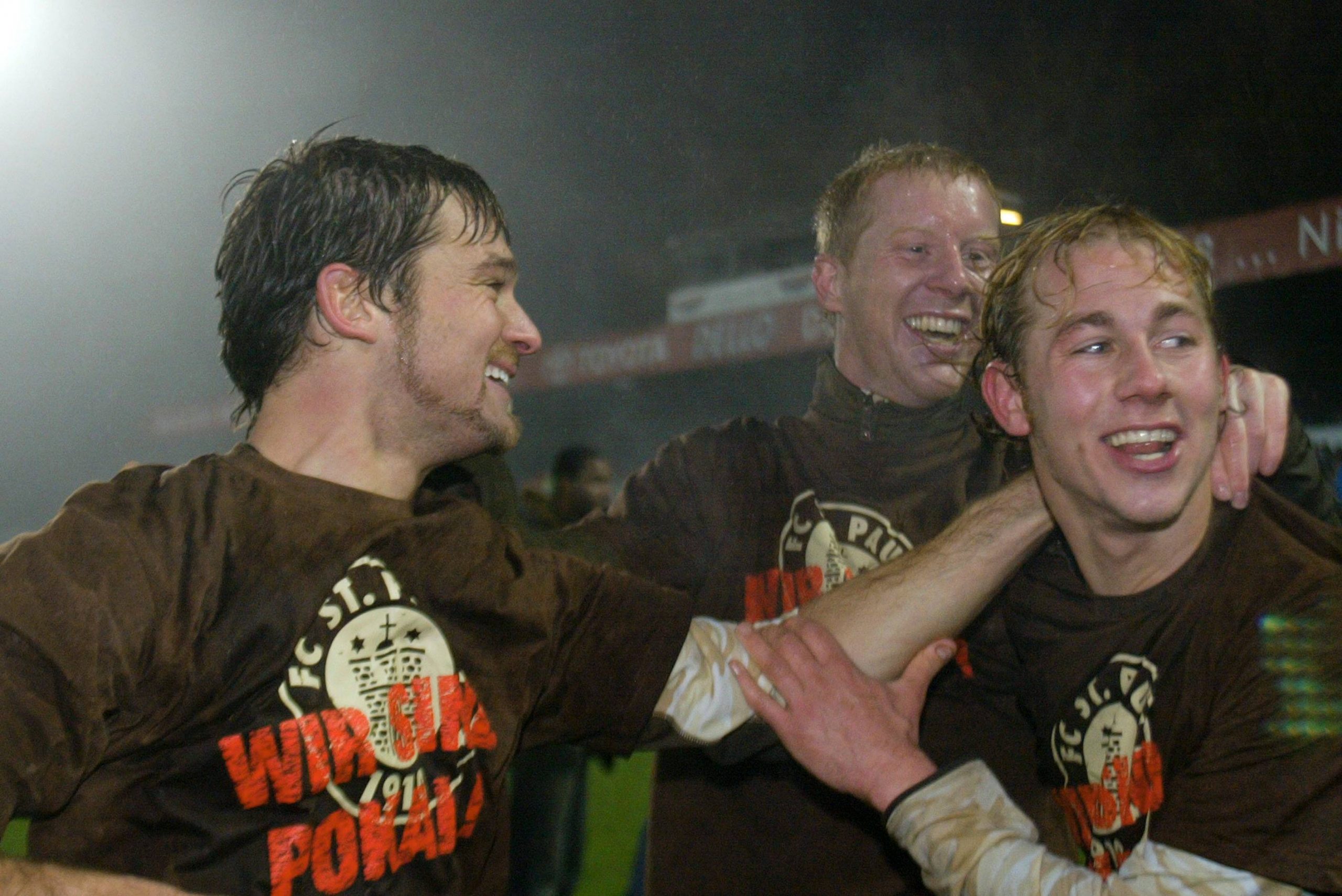 Florian Lechner, Timo Schultz und Hauke Brückner (v.l.) freuen sich im Dezember 2005 über ihren Pokal-Coup gegen Hertha BSC.