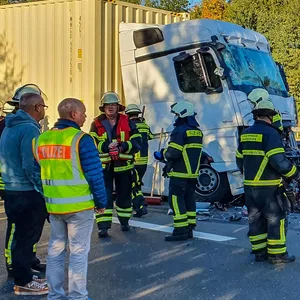 Einsatzkräfte an der Unfallstelle.