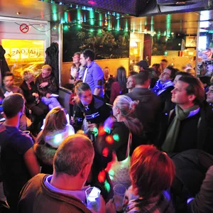 Viele Menschen stehen in der Bar Thai Oase in Hamburg