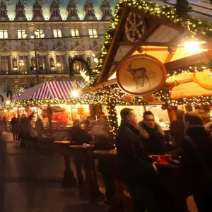 Besucher des Weihnachtsmarktes auf dem Rathausmarkt