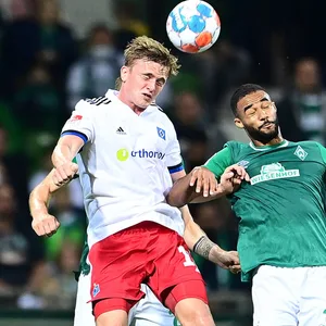 Mikkel Kaufmann (l.) bei seinem bislang letzten HSV-Einsatz in Bremen