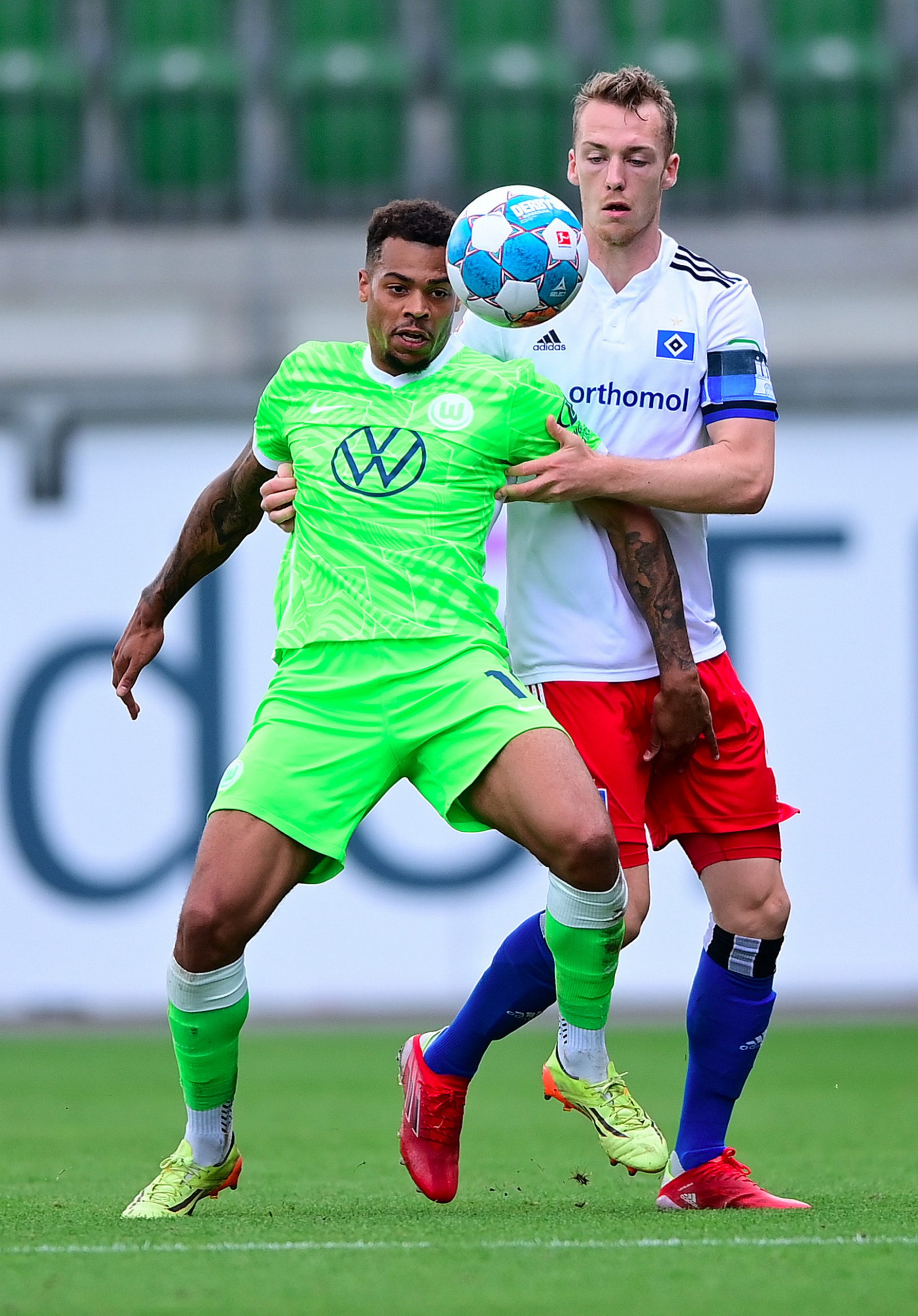 Lukas Nmecha (l., gegen Sebastian Schonlau) erzielte beim Wolfsburger 4:1 gegen den HSV drei Tore.