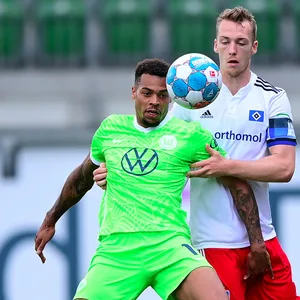 Lukas Nmecha (l., gegen Sebastian Schonlau) erzielte beim Wolfsburger 4:1 gegen den HSV drei Tore.