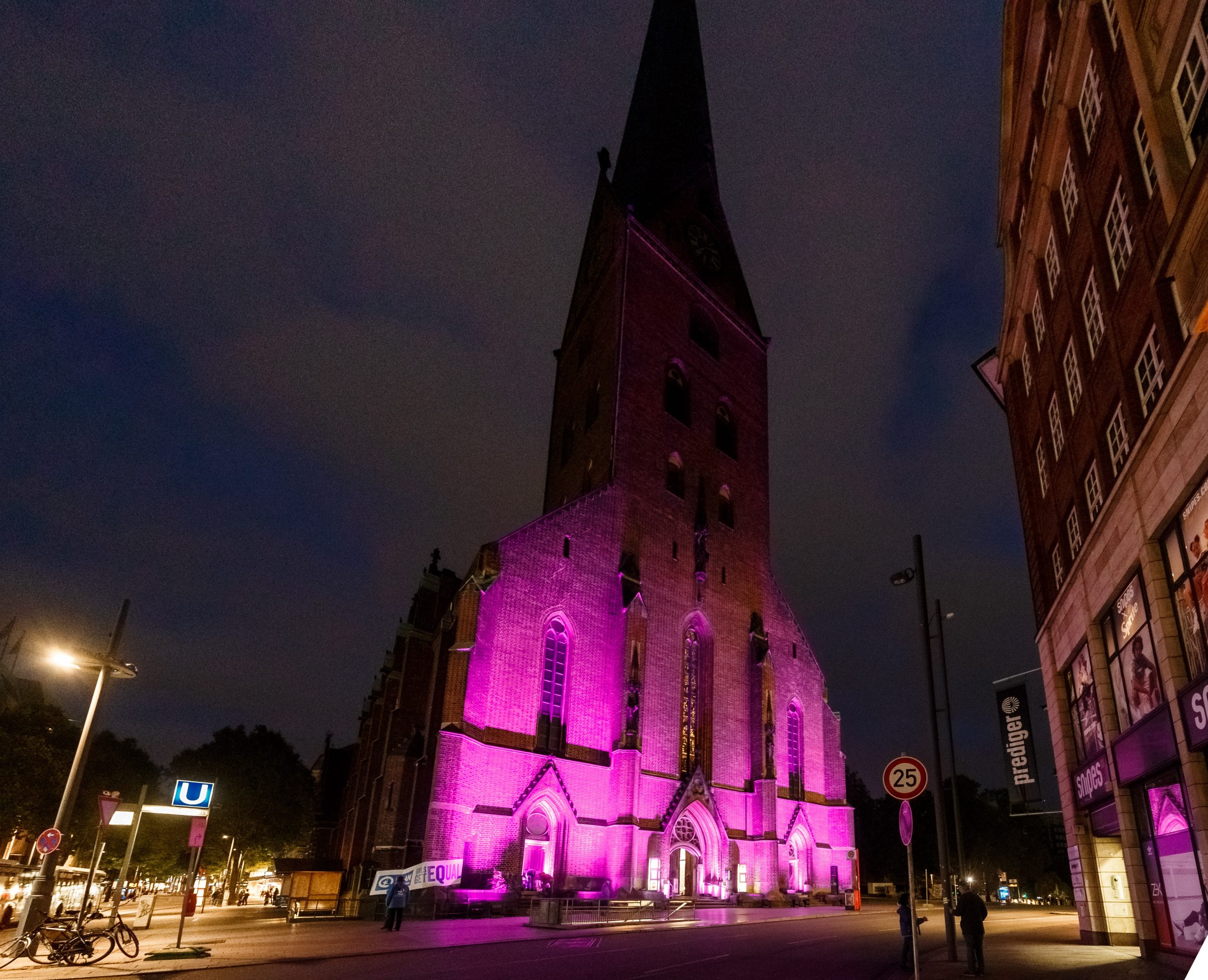 Bereits 2020 wurde anlässlich des Welt-Mädchentages die Hauptkirche St. Petri in Hamburg pink angestrahlt.