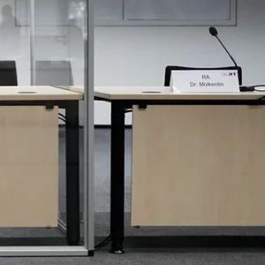 Eine Frau und drei Männer stehen im Landgericht Neubrandenburg vor Gericht (Symbolbild)