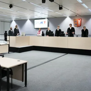 Der Prozesssaal ohne die Angeklagte