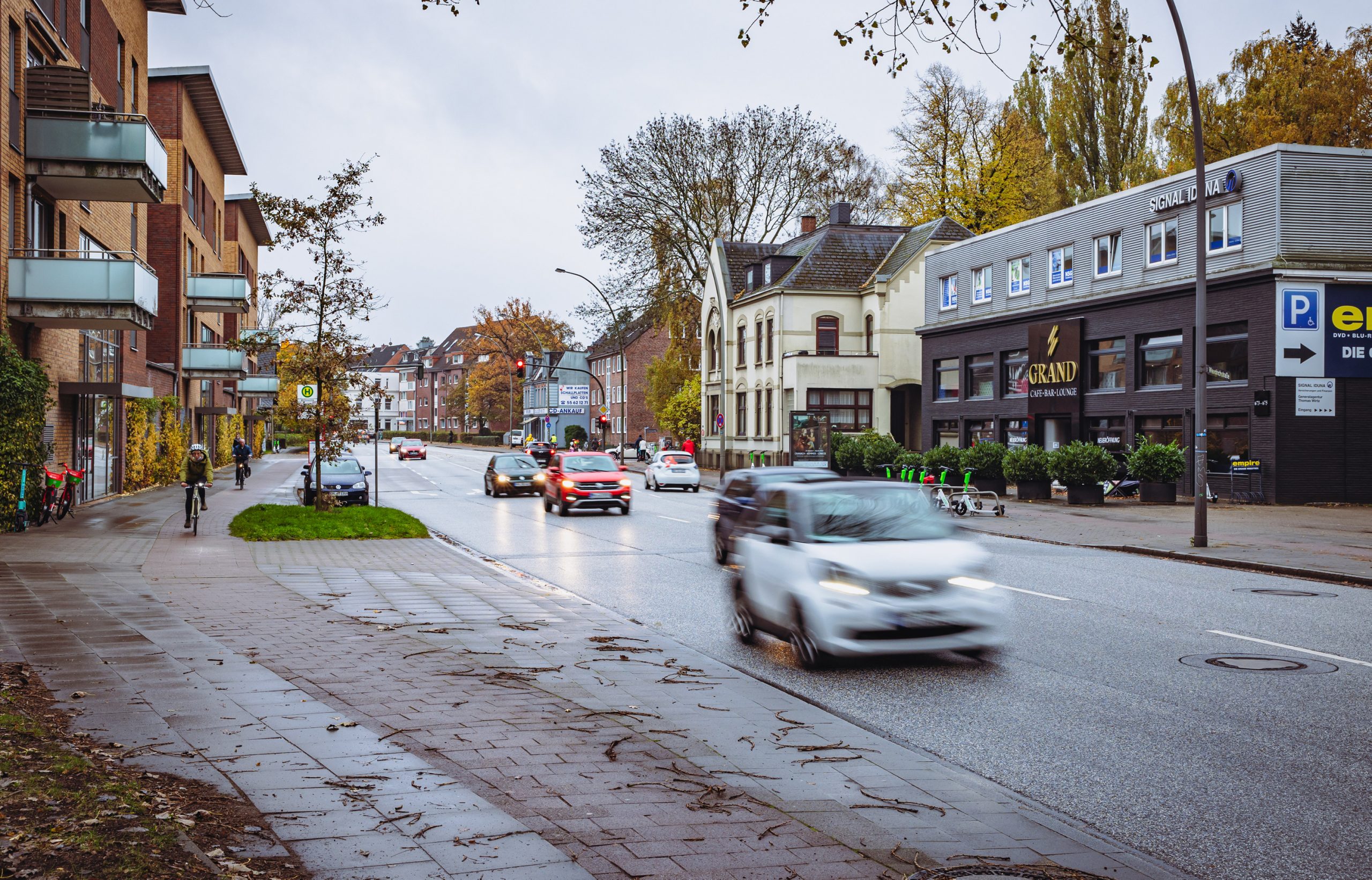 Die derzeitige Situation an der Kieler Straße: Die Autos fahren zweispurig, während die Radfahrer sich den Platz mit den Fußgängern teilen.