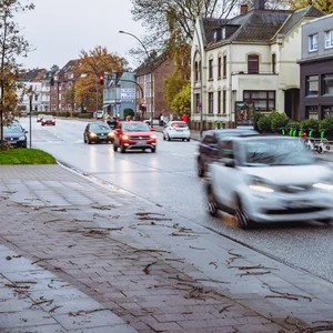 Die derzeitige Situation an der Kieler Straße: Die Autos fahren zweispurig, während die Radfahrer sich den Platz mit den Fußgängern teilen.