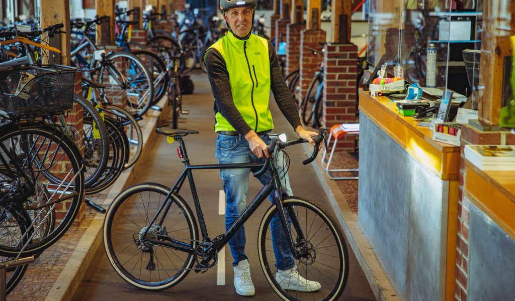 Rad-Profi Jens Schwedler mit voller Ausrüstung fürs Fahren im Dunkeln im „Radsport von Hacht“ in der Breitenfelder Straße.
