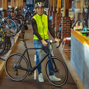 Rad-Profi Jens Schwedler mit voller Ausrüstung fürs Fahren im Dunkeln im „Radsport von Hacht“ in der Breitenfelder Straße.