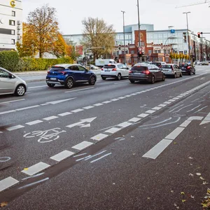 Hier ereignete sich der tödliche Unfall. Die Fahrradspur verläuft zwischen den Autospuren.