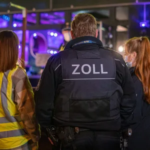 Beamte vor der „Moda Lounge“ in Hamburg.