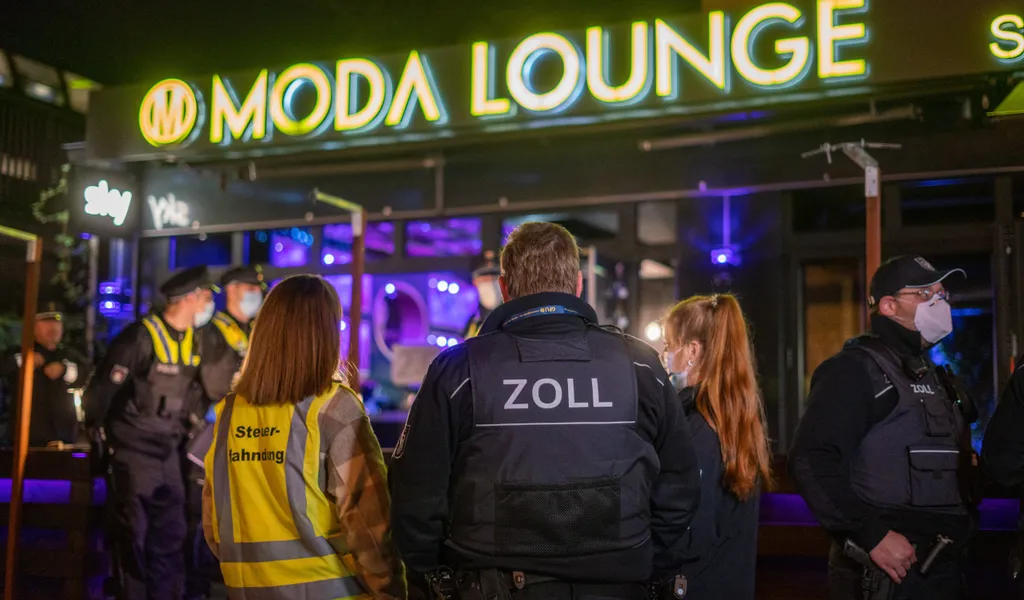 Beamte vor der „Moda Lounge“ in Hamburg.