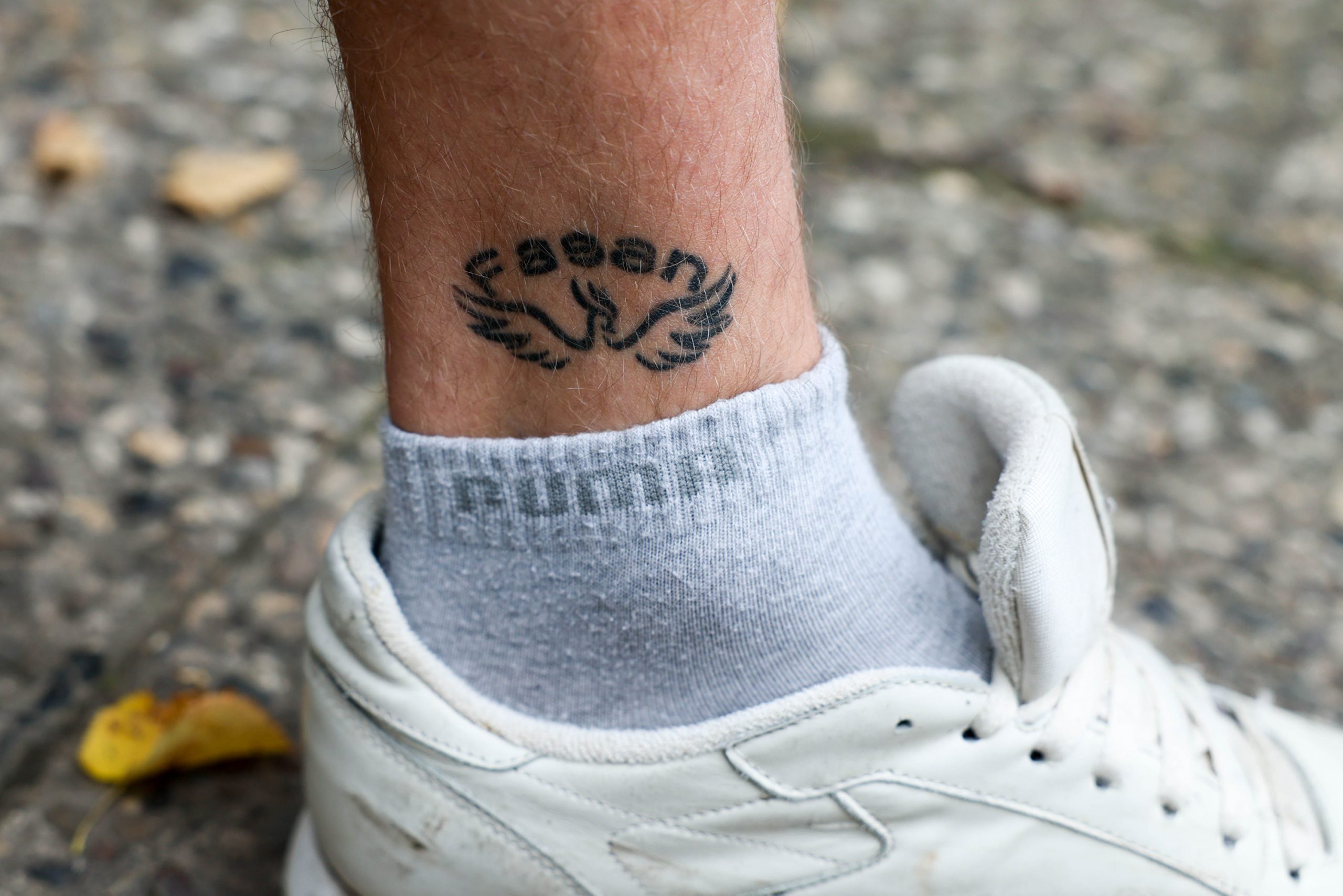 Luca P. (25) hat sich das „Fasan“-Logo auf den Knöchel tätowieren lassen.