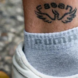 Luca P. (25) hat sich das „Fasan“-Logo auf den Knöchel tätowieren lassen.