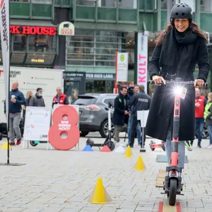 Nach ein bisschen Übung hatte ich sichtlich Spaß auf dem E-Scooter.