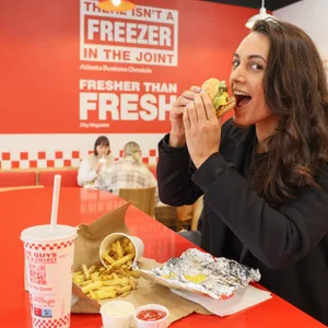 Unsere MOPO-Reporterin testet Burger von „Five Guys“.