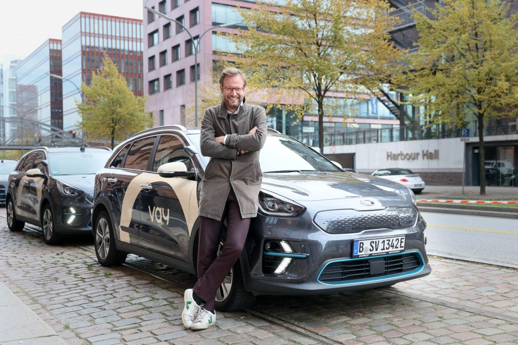Verkehrssenator Anjes Tjarks (Grüne) vor den neuen Carsharing-Autos.