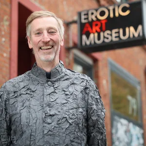 Ekkehart Opitz, Leiter des Erotic Art Museum auf St. Pauli freut sich über die unendlichen Möglichkeiten der neuen Ausstellung.