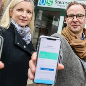 HVV-Geschäftsführerin Anna-Theresa Korbutt und Hochbahn-Chef Henrik Falk präsentieren die neue Ticket-Funktion „hvv any“.