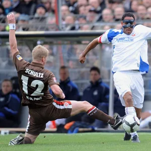 Der heutige St. Pauli-Trainer Timo Schultz 2010 im Duell mit dem Rostocker Dexter Langen