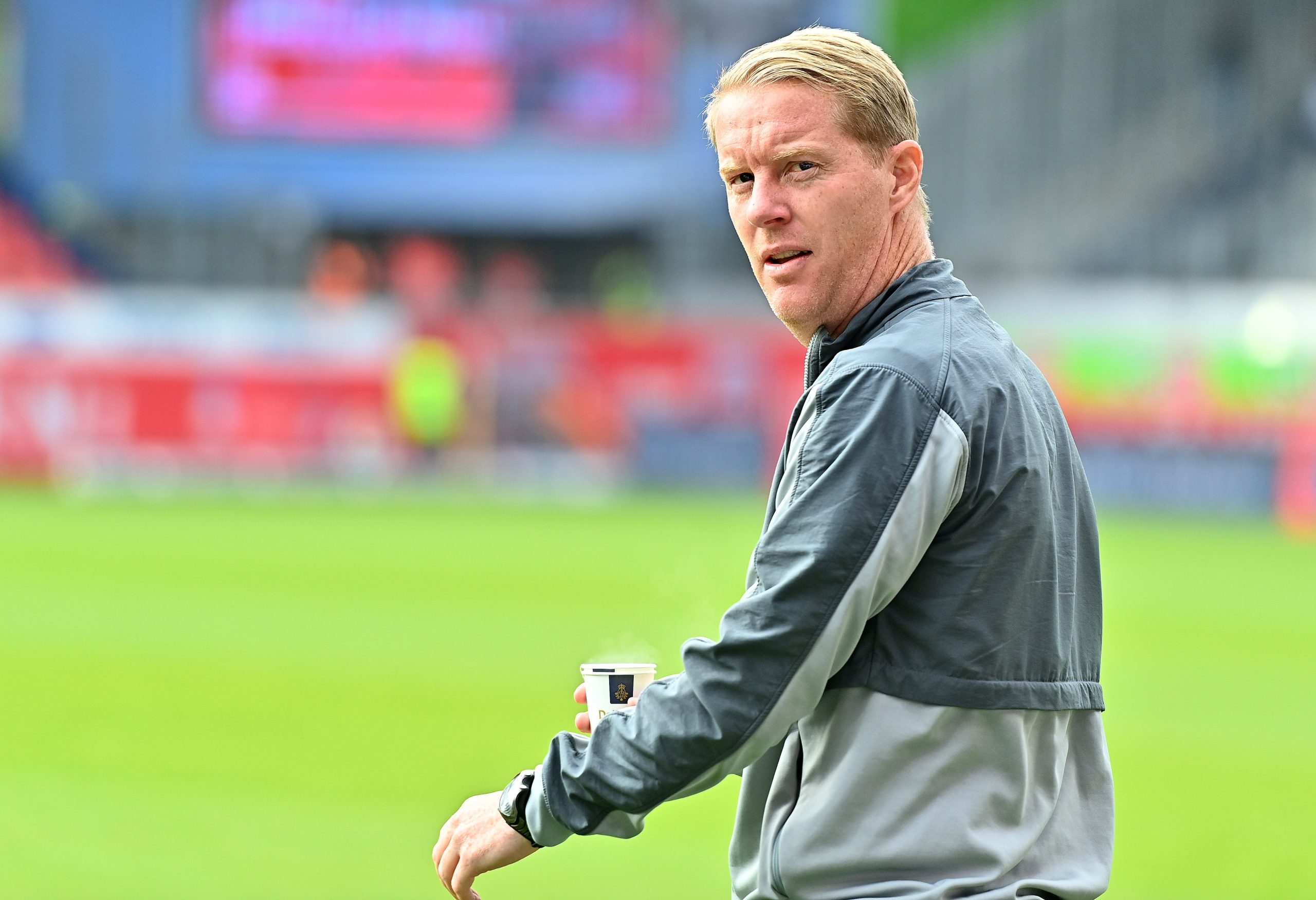 Timo Schultz freute sich als St. Pauli-Trainer über den ersten Sieg nach Rückstand.