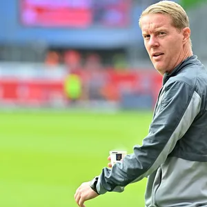 Timo Schultz freute sich als St. Pauli-Trainer über den ersten Sieg nach Rückstand.