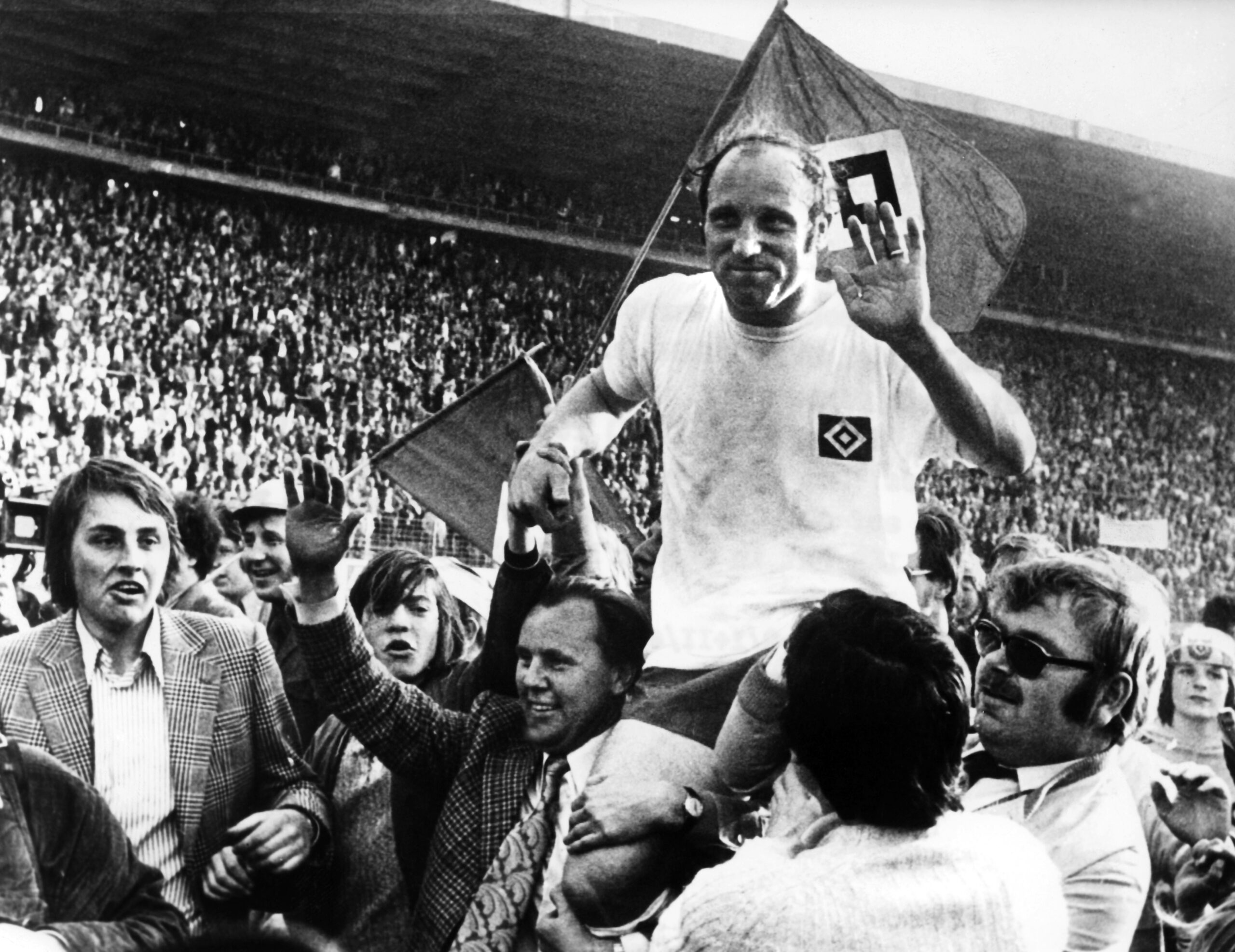 Uwe Seeler wird nach seinem Abschiedsspiel am 1. Mai 1972 im Volksparkstadion von Fans auf den Schultern getragen.