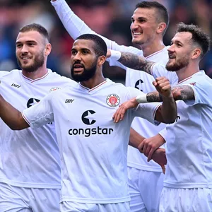 Max Dittgen, Kofi Kyereh, Philipp Ziereis und Marcel Hartel freuen sich über den St. Pauli-Sieg in Heidenheim.