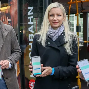 Verkehrssenator Anjes Tjarks (Grünen, v.l.), HVV-Geschäftsführerin Anna-Theresa Korbutt und Hochbahn-Chef Henrik Falk präsentieren die neue Ticket-Funktion „hvv any“ im Oktober 2021.