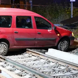 Das Auto blieb auf den Gleisen stecken.