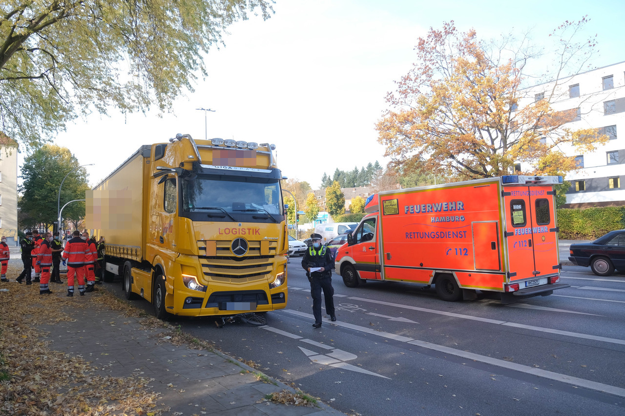Rettungskräfte am Unfallort in Hamburg-Barmbek.