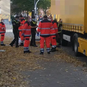 Rettungskräfte am Unfallort in Hamburg-Barmbek.