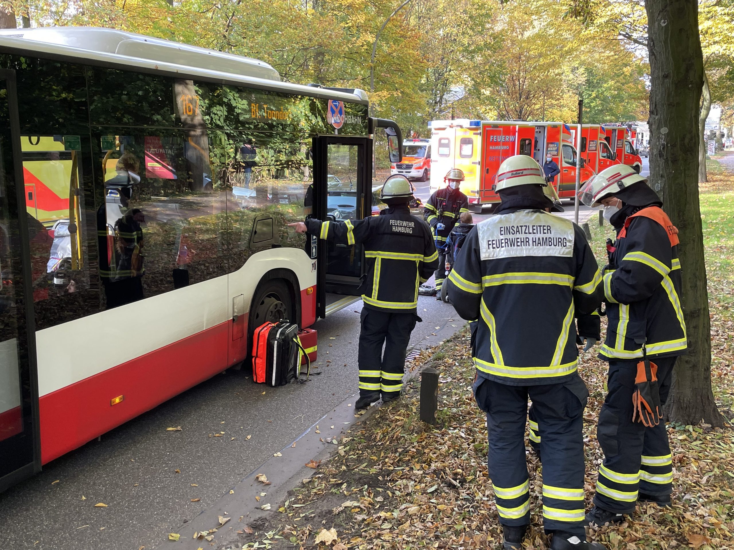 Feuerwehrkräfte am Unfallort in Farmsen-Berne.