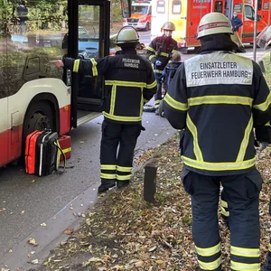 Feuerwehrkräfte am Unfallort in Farmsen-Berne.
