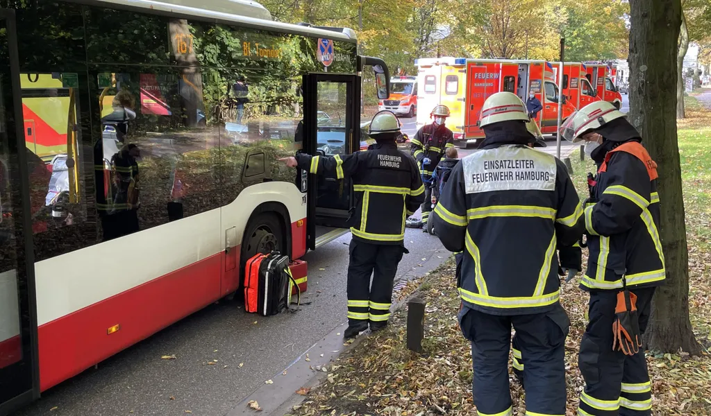 Feuerwehrkräfte am Unfallort in Farmsen-Berne.