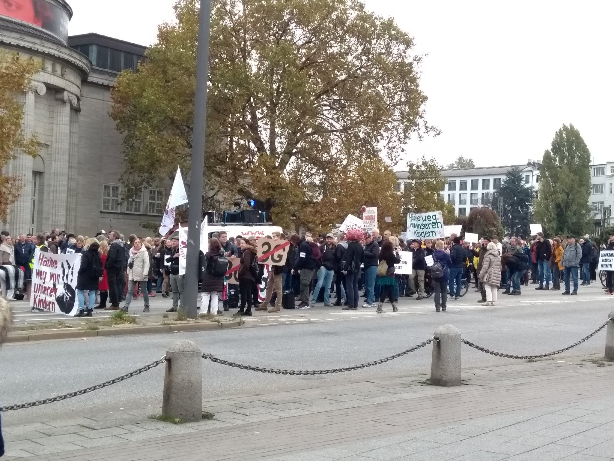 Teilnehmer der Demonstration finden sich vor der Kunsthalle ein.