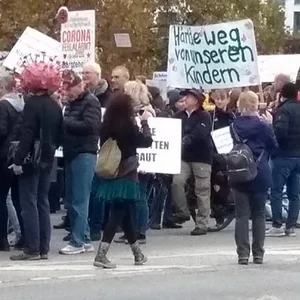 Teilnehmer der Demonstration finden sich vor der Kunsthalle ein.