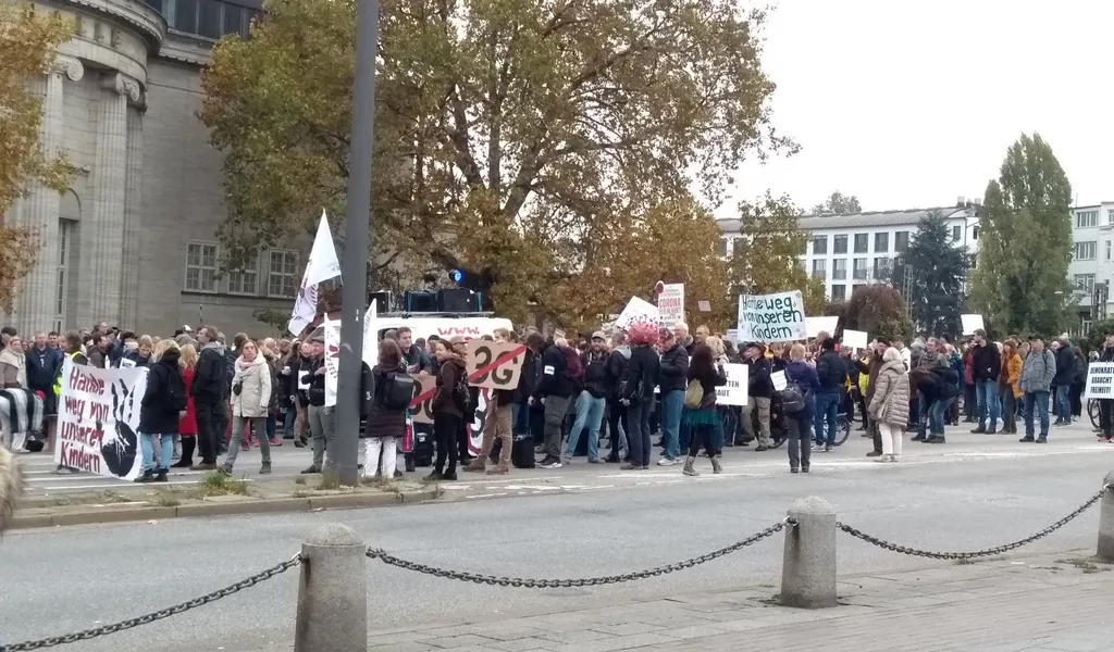 Teilnehmer der Demonstration finden sich vor der Kunsthalle ein.