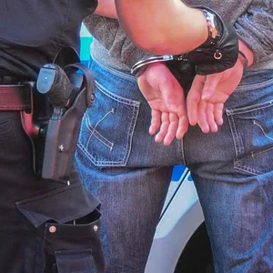 Polizisten nahmen die Autoknacker fest. (Symbolfoto)